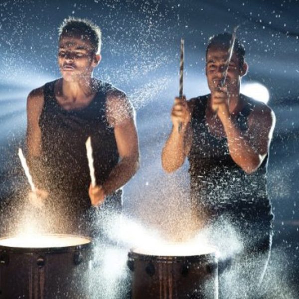 Copenhagen Drummers to personer i sorte tanktoppe