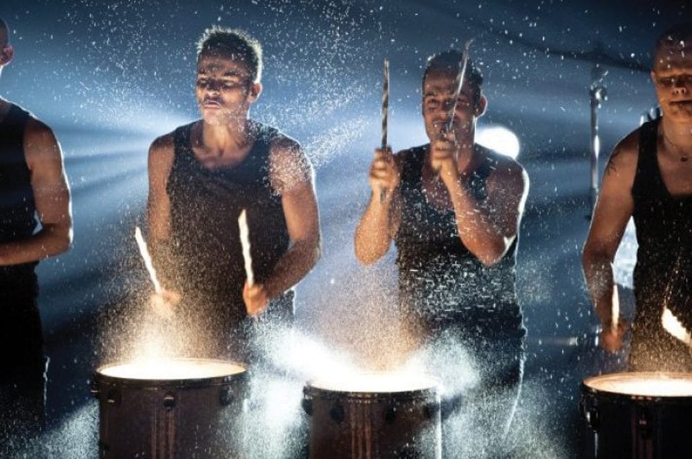 Copenhagen Drummers fire personer i sorte tanktoppe
