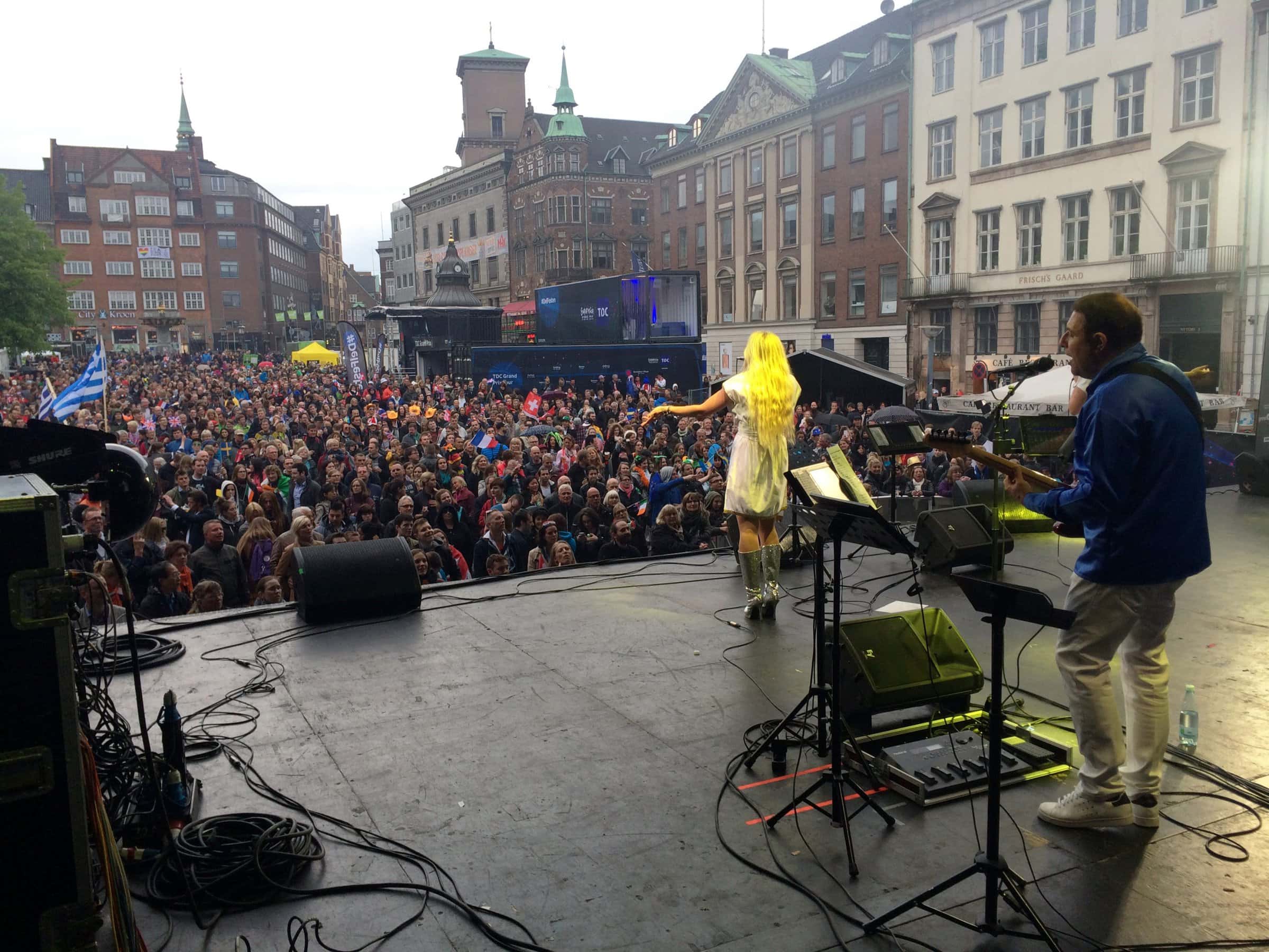 Dancing Queen optræder foran publikum