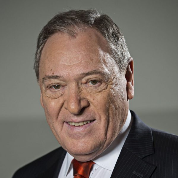 Dario Campeotto med rødt slips