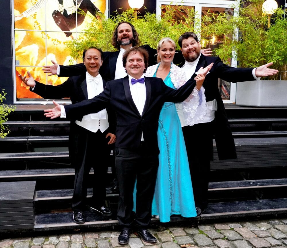 fem mennesker stående på trappe