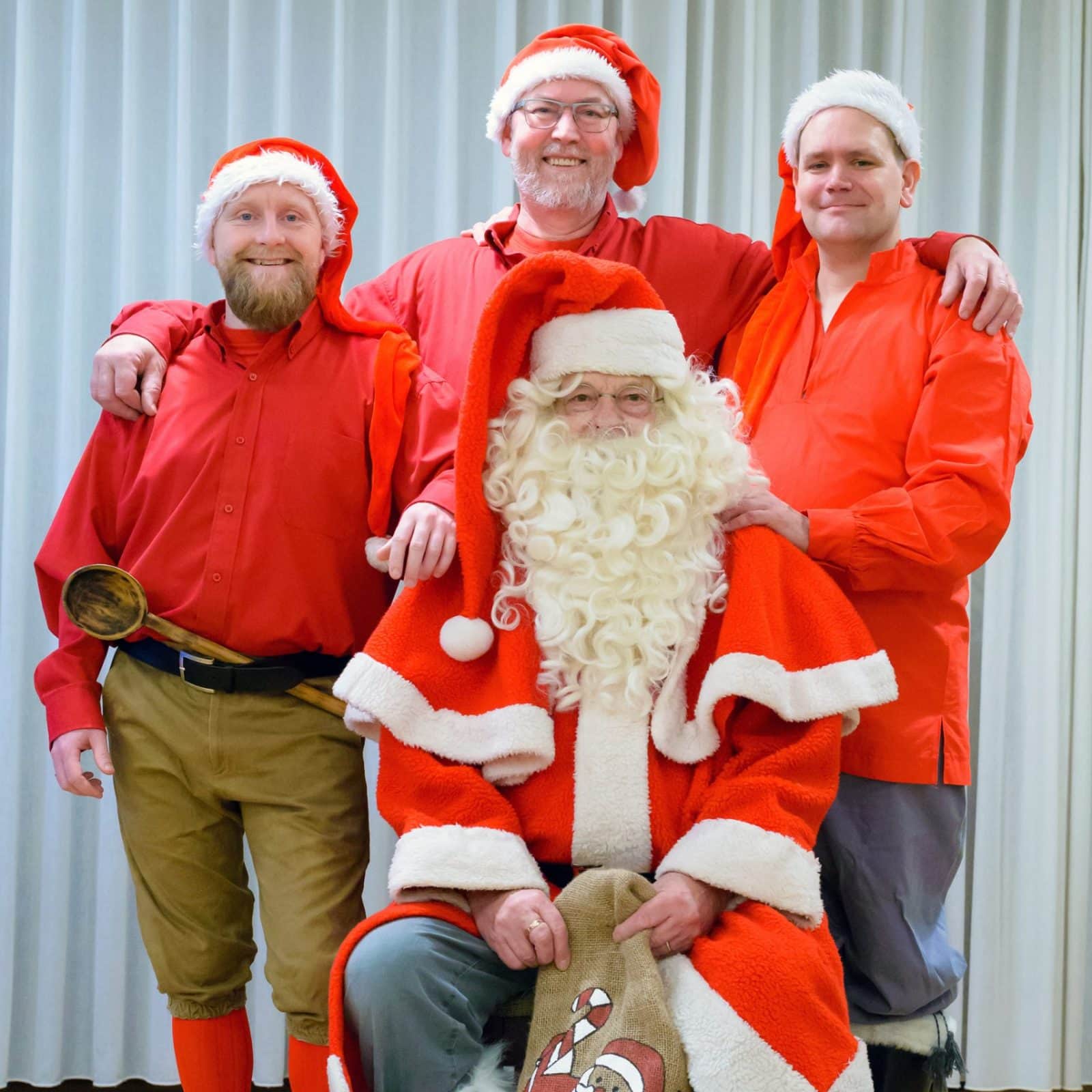 De Farende Nisser tre står og en sidder