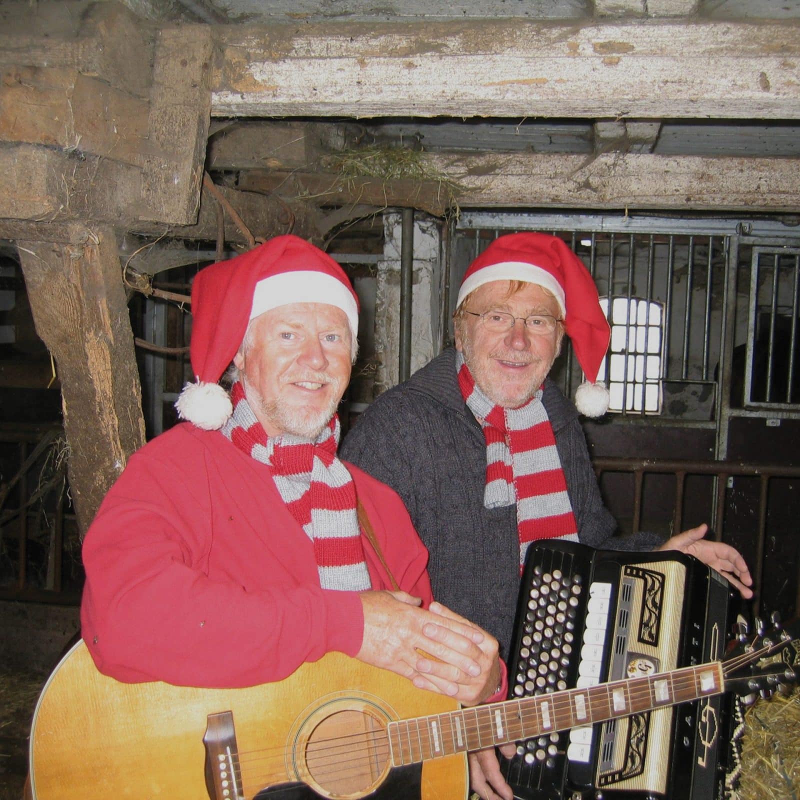 De Spillende Nissemænd i stald med nissetøj