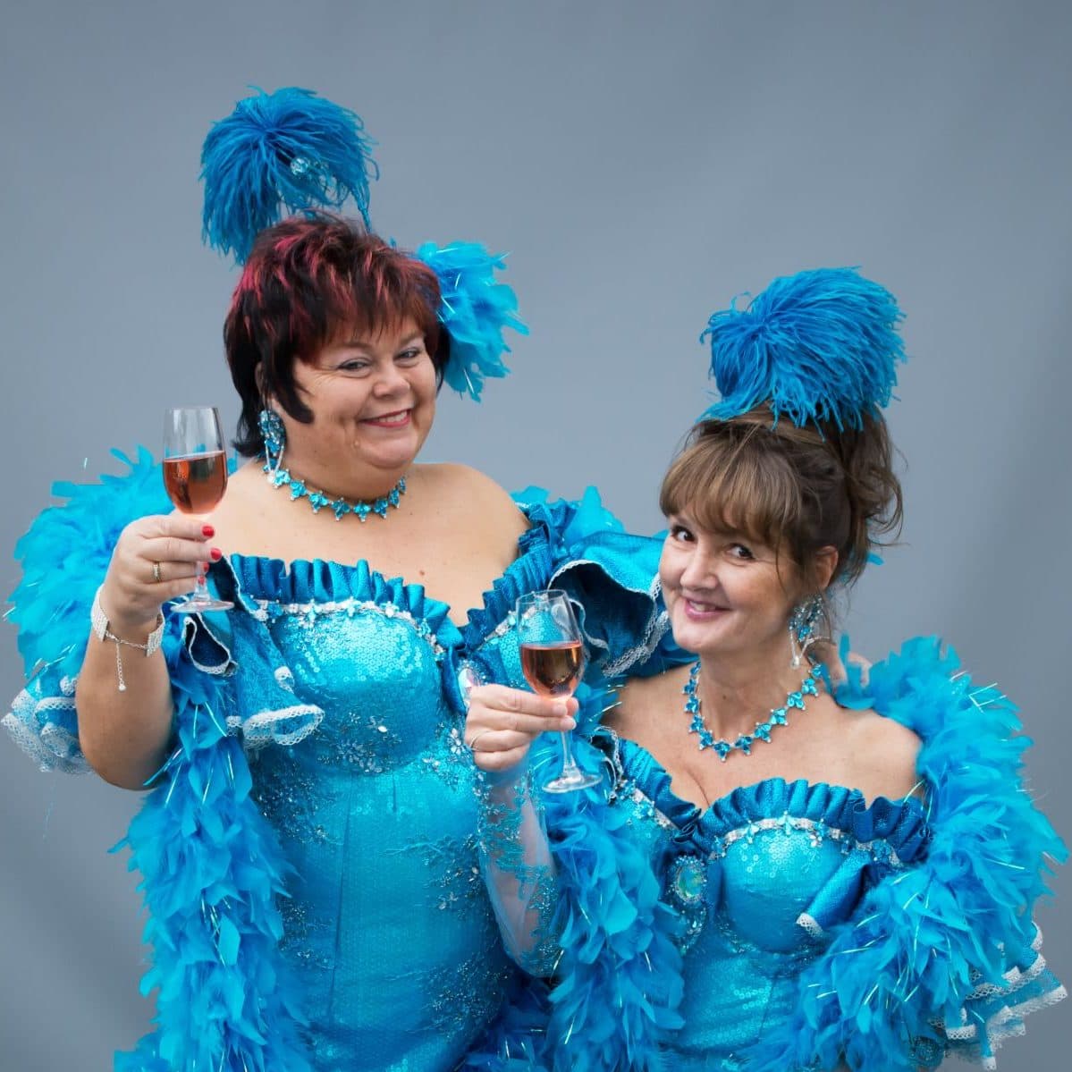 Syngepigerne - Den lille forskel iført blåt og med glas