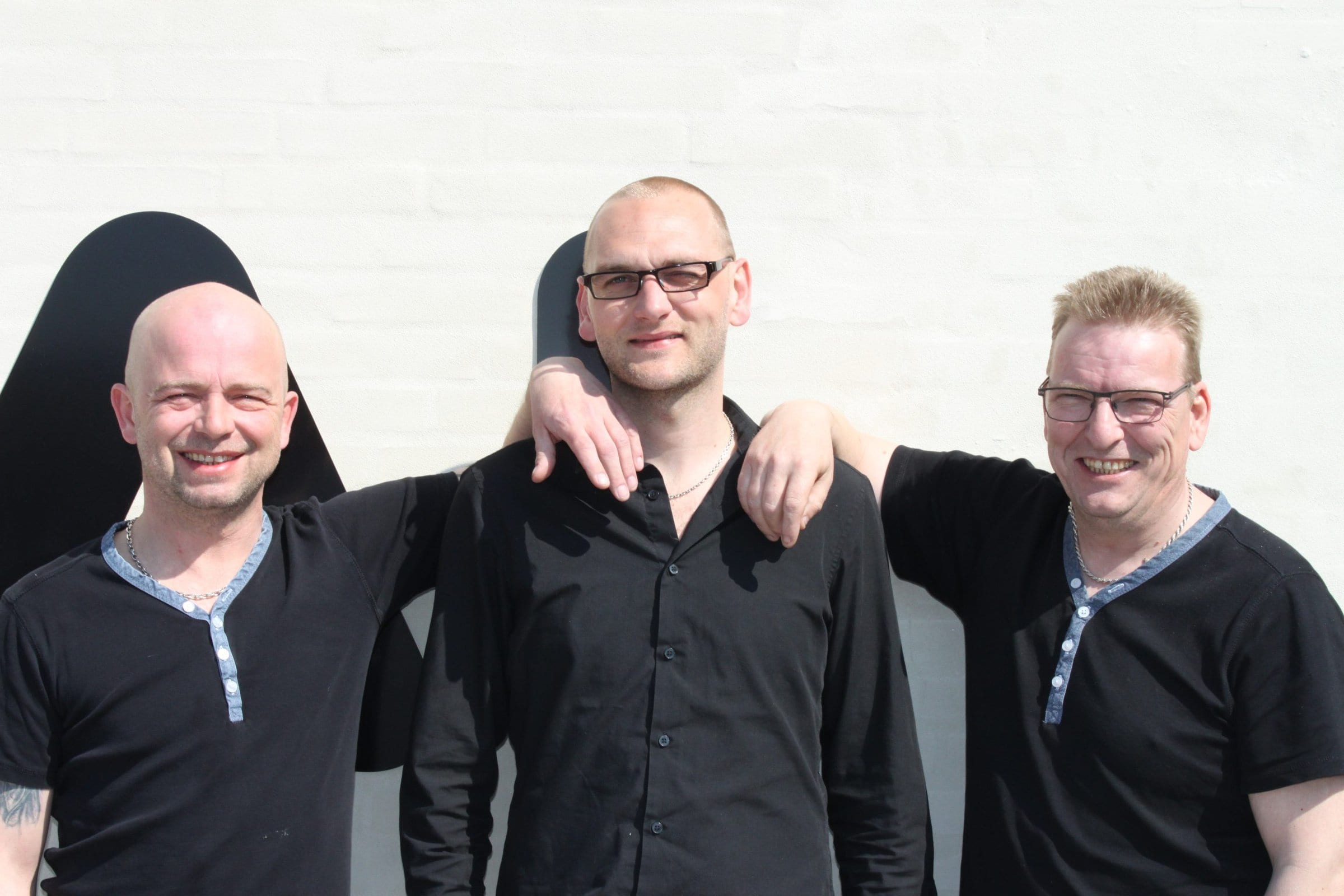 Det Glade Vandvid tre personer ved hvid baggrund