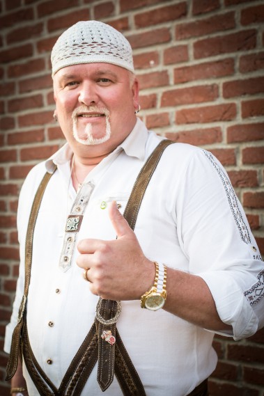 Dj ÖtZI Double thumps up med seler