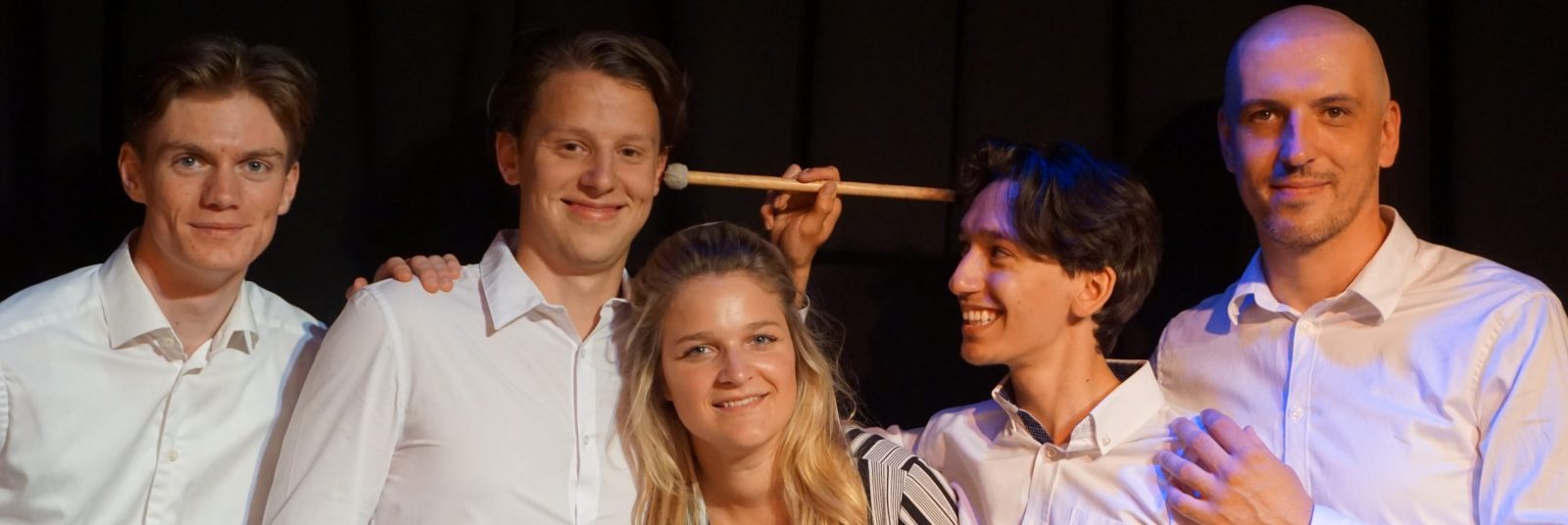 Downtown Party Band iført hvidt med sort baggrund - coverbillede
