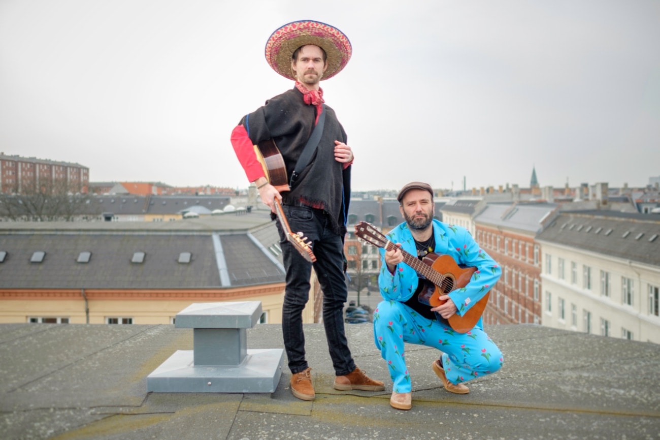 Duo Galeano poserer på et tag