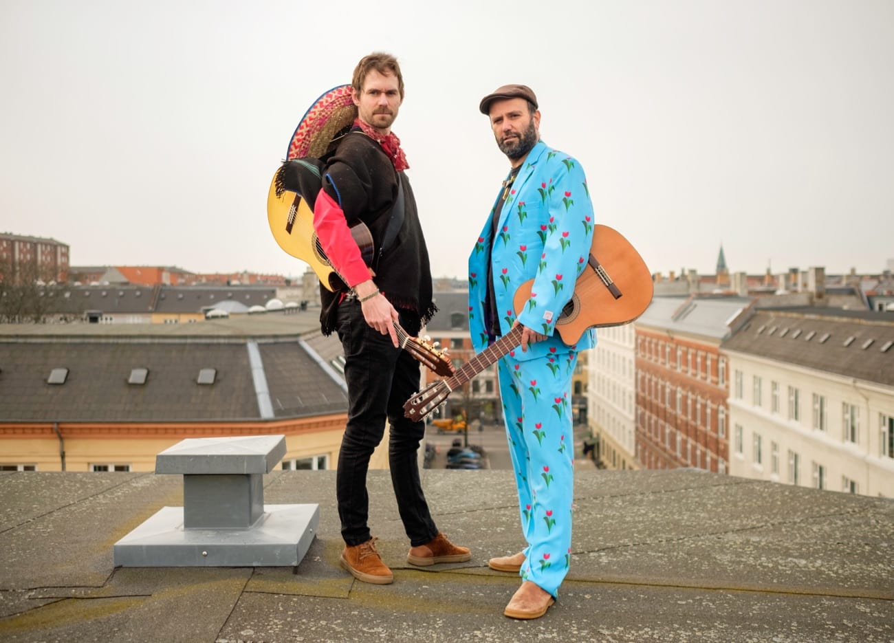 Duo Galeano to personer står på et tag