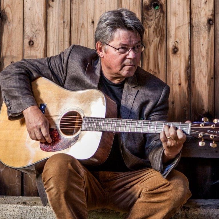 Erik Grip i brune bukser og grå jakke