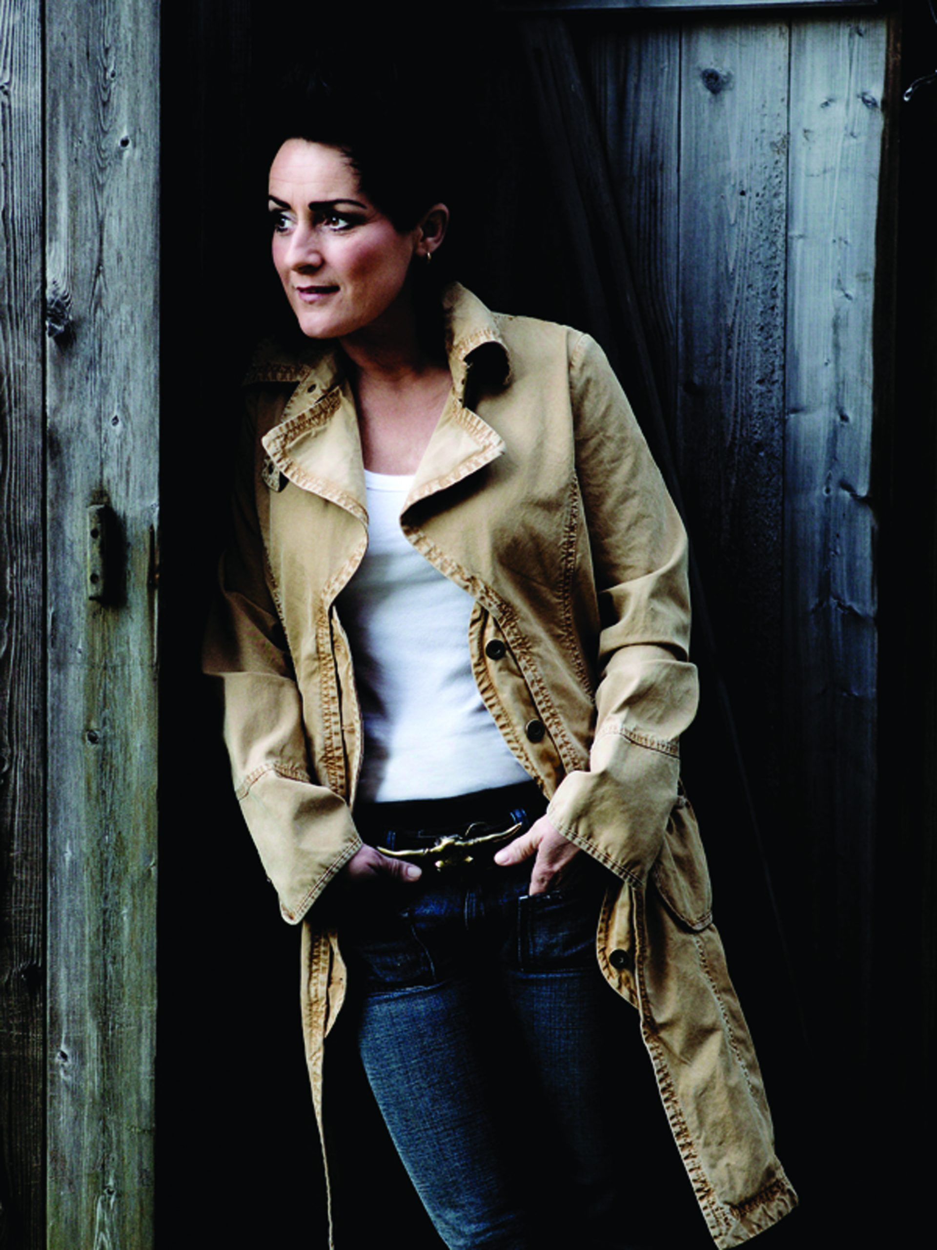 Ester Brohus står med hænderne i lommerne