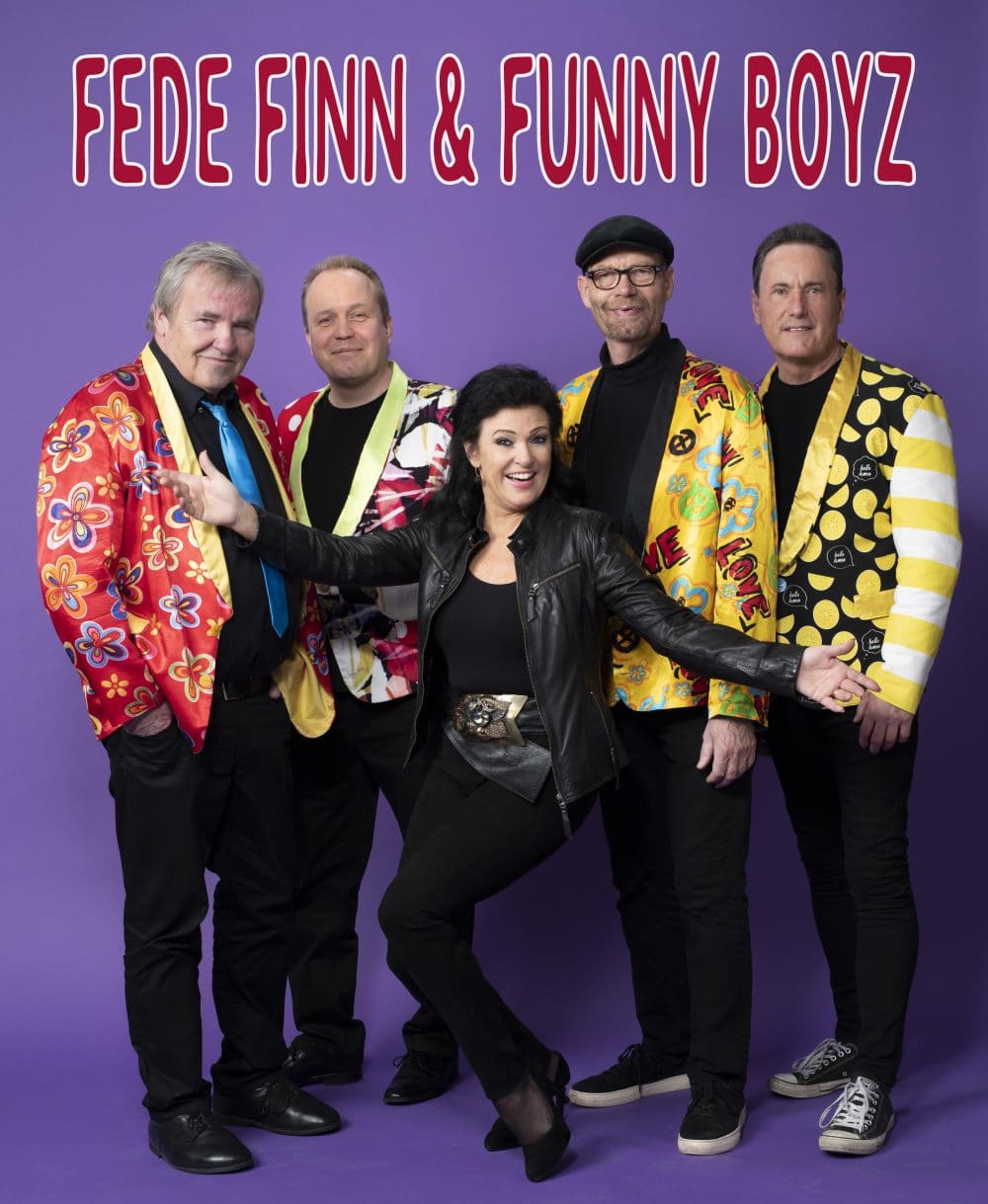Fede Finn & Funny Boyz fem personer med lilla baggrund