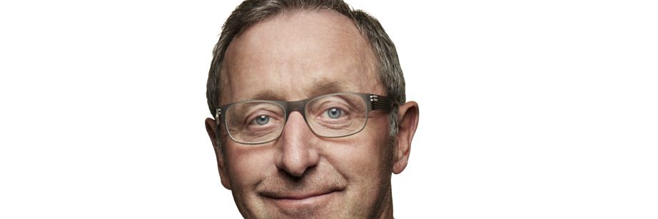 Finn Nørbygaard med briller close-up - coverbillede