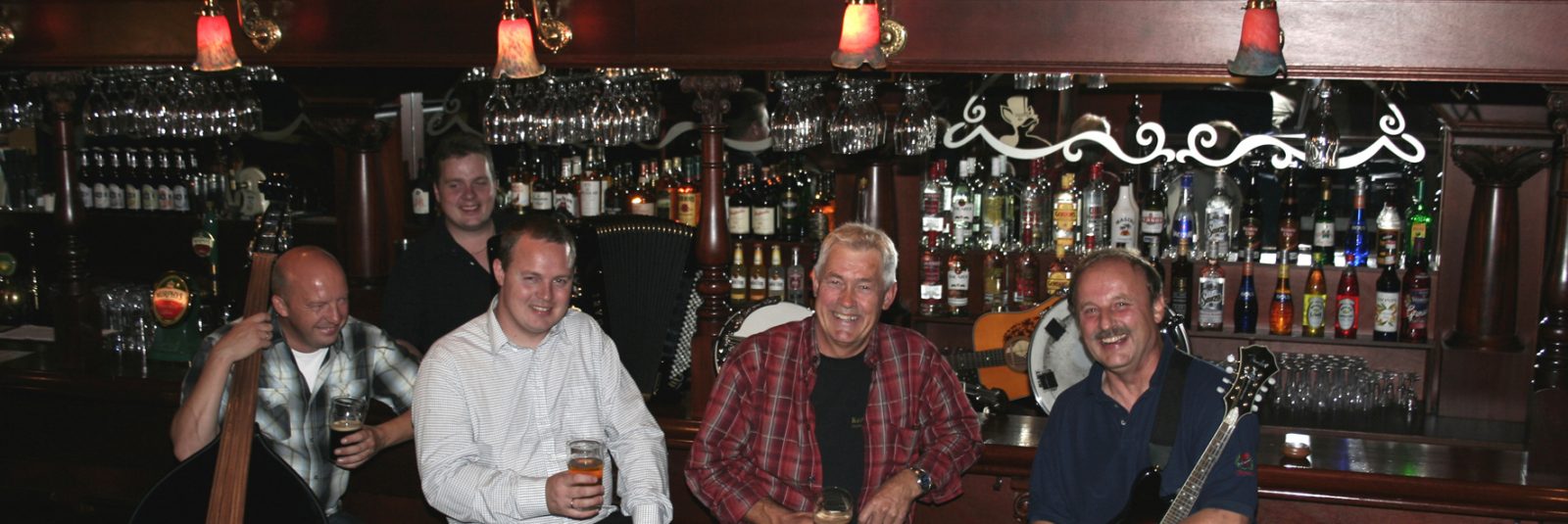 Fjordfolk fem mand i bar - coverbillede