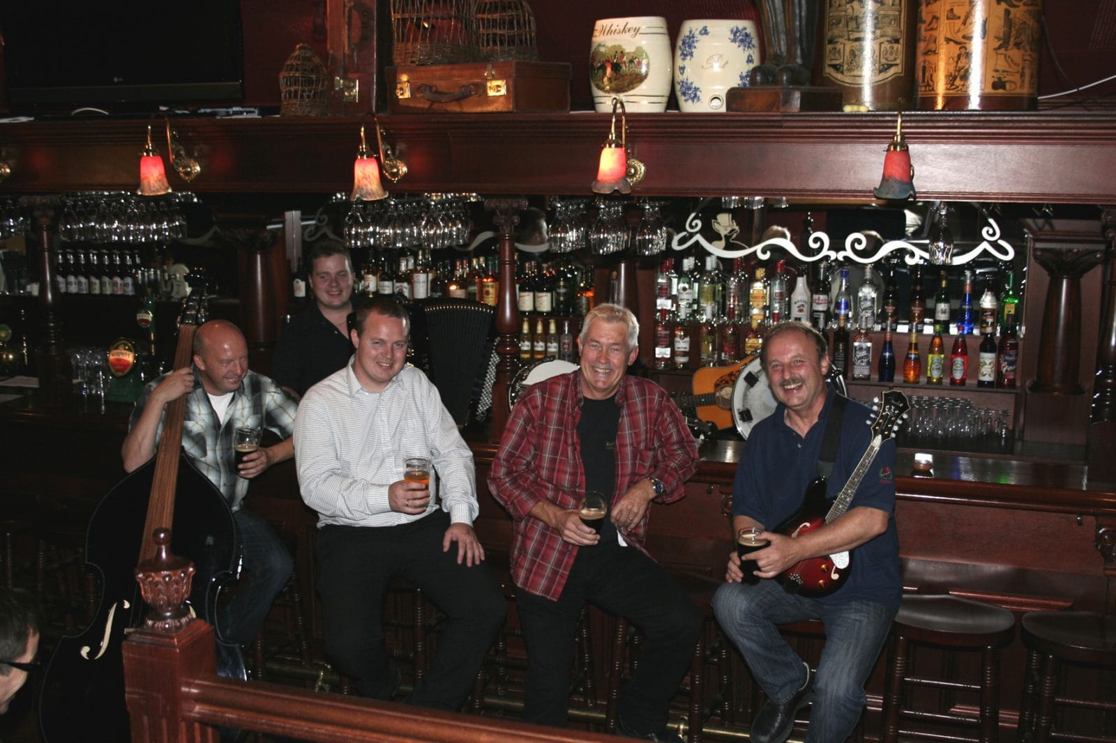 Fjordfolk sidder med øl i bar