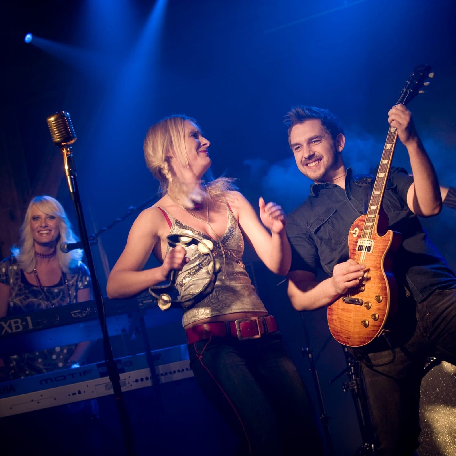 Foxx Dance Band optræder med blå scenelys