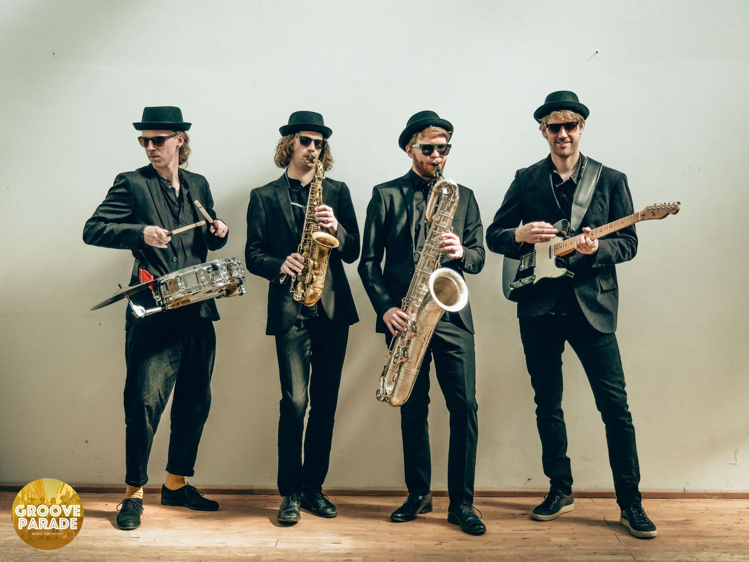 Groove Parade I sort suit.2