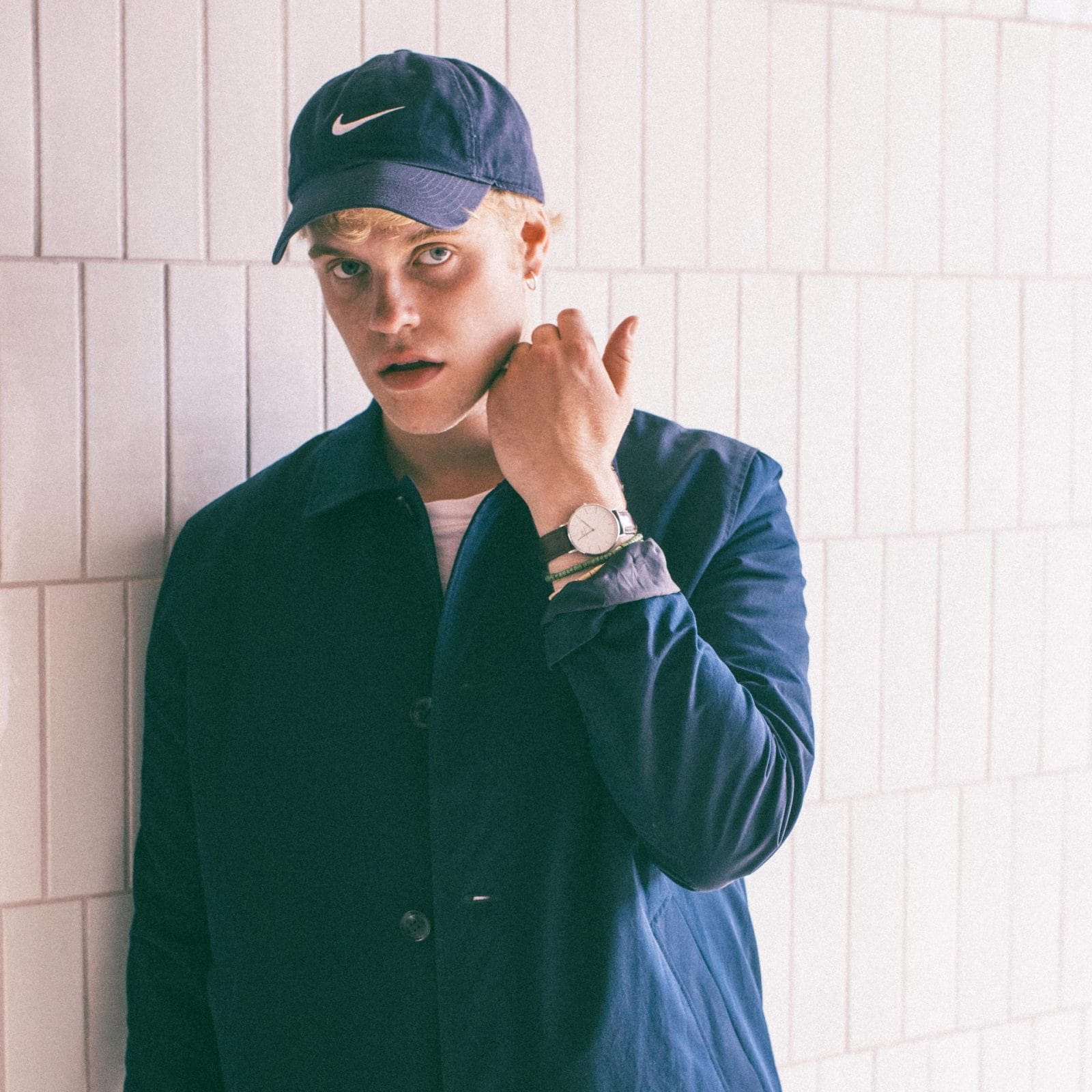 Hjalmer iført blåt