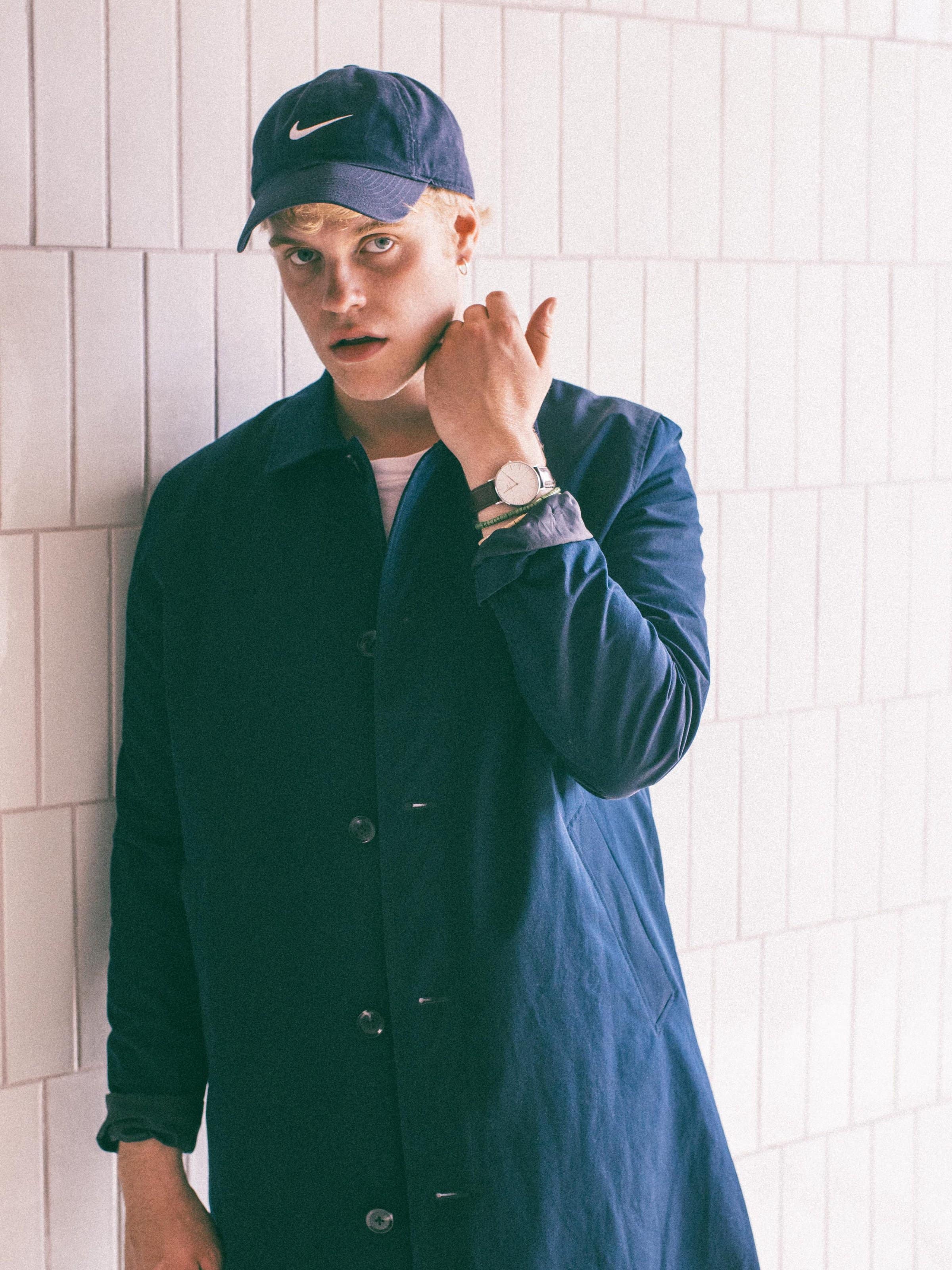 Hjalmer med blåt tøj ved hvid væg