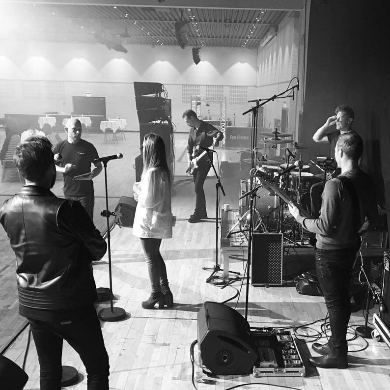 Husorkestret seks personer på scene sort hvid