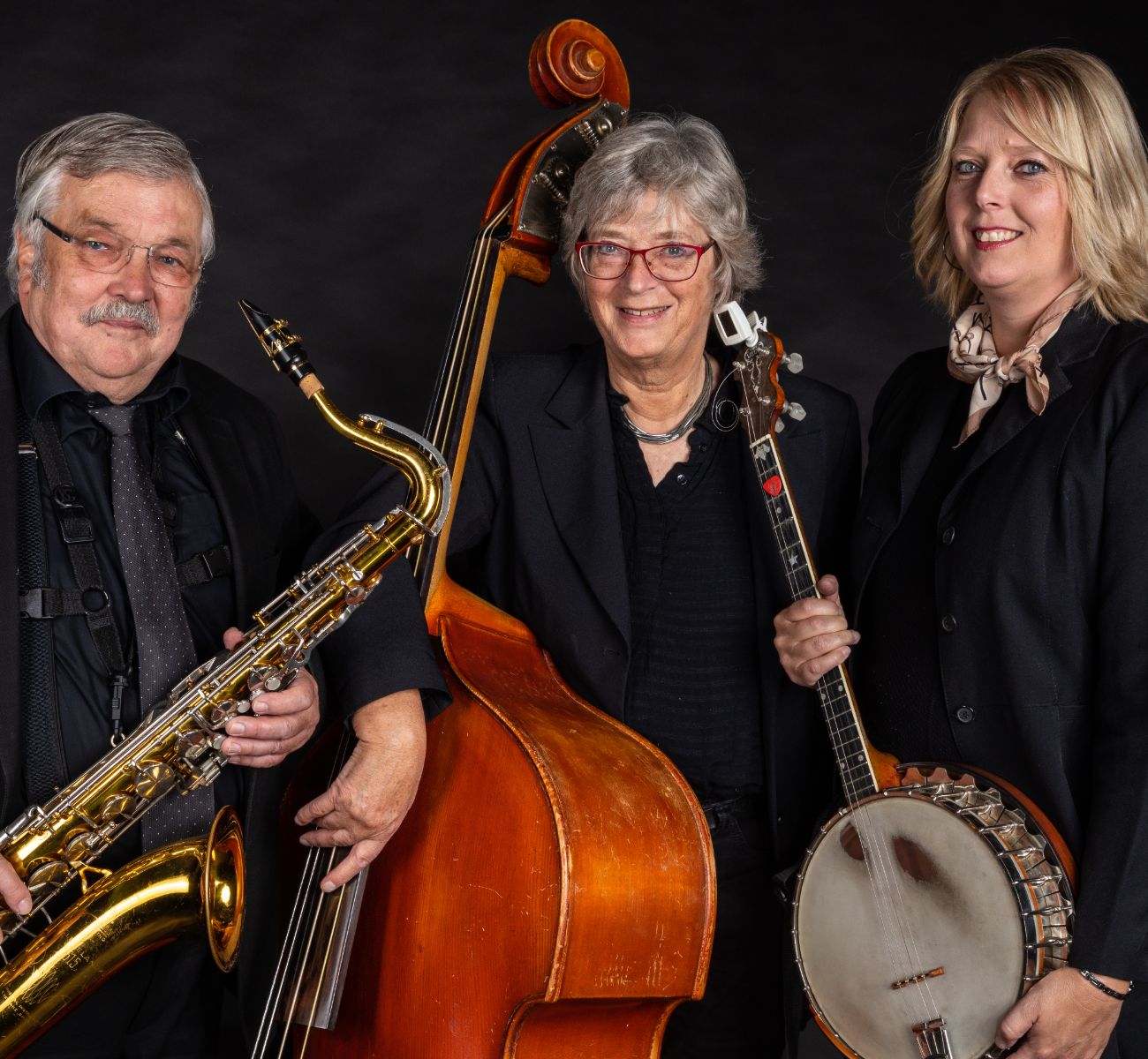 Jensens Jazz Serenaders smiler ved sort baggrund