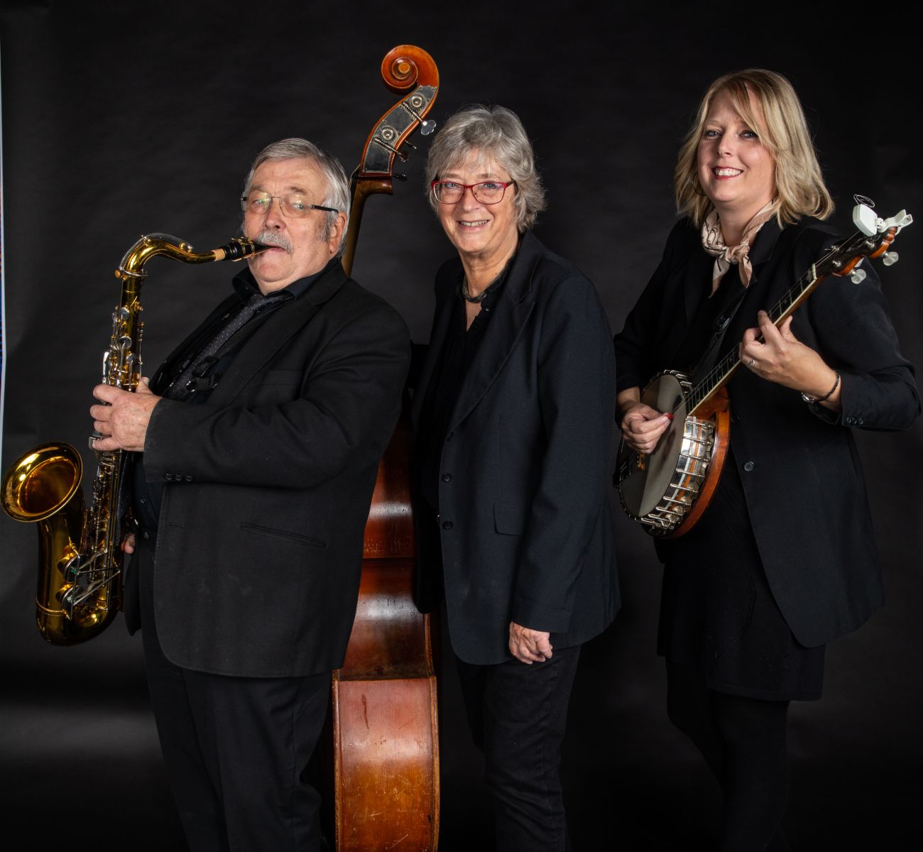 Jensens Jazz Serenaders på række ved sort baggrund