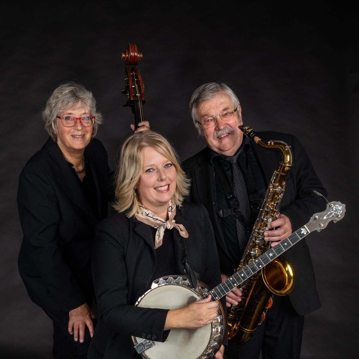 Jensens Jazz Serenaders siddende og stående med sort baggrund
