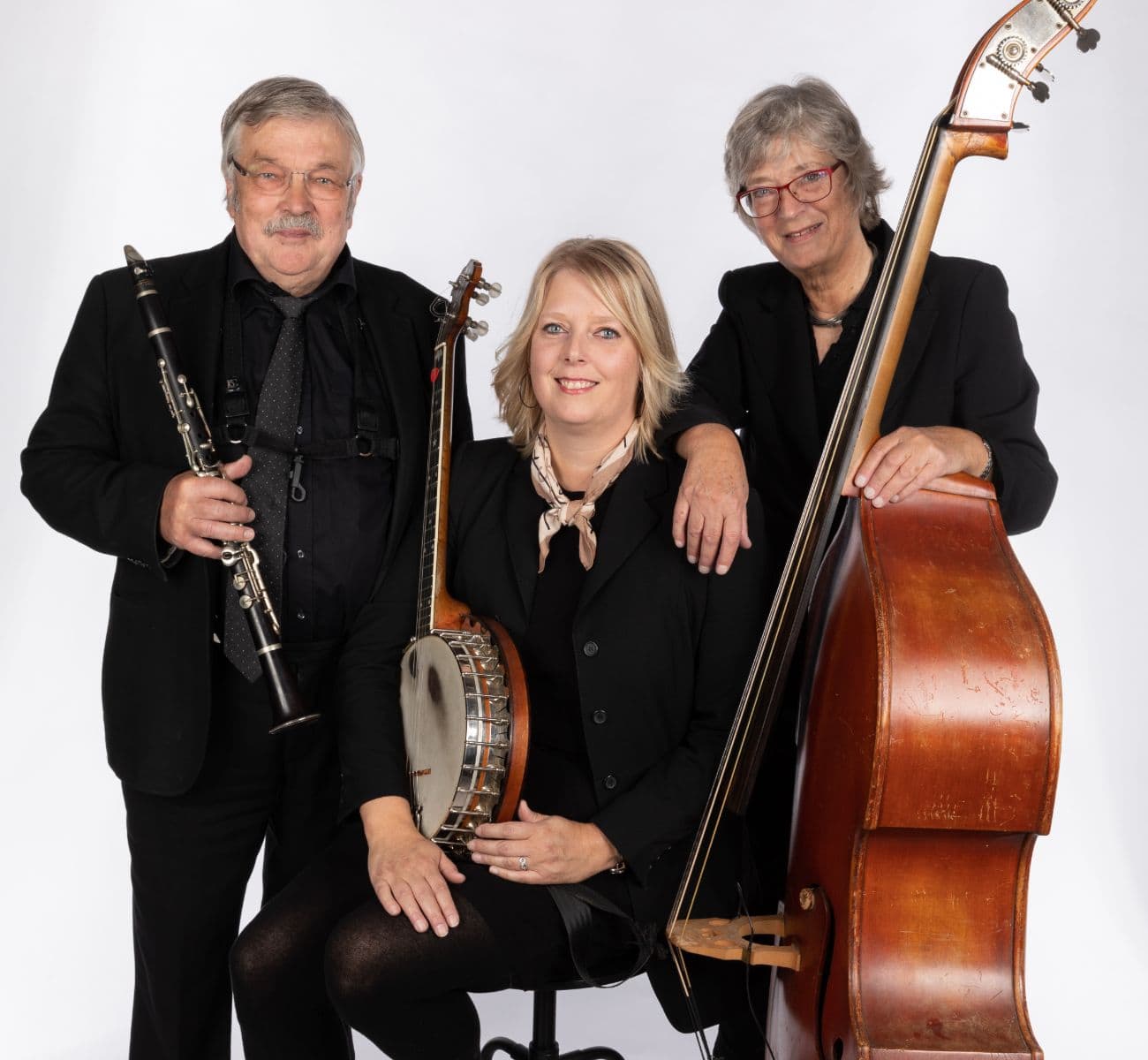 Jensens Jazz Serenaders én sidder og to står