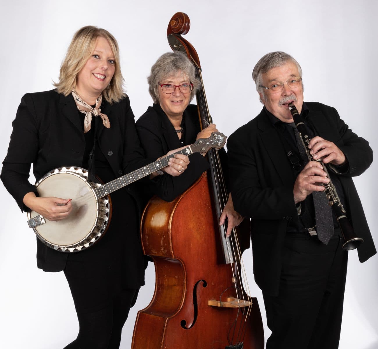 Jensens Jazz Serenaders spiller musik ved hvid baggrund