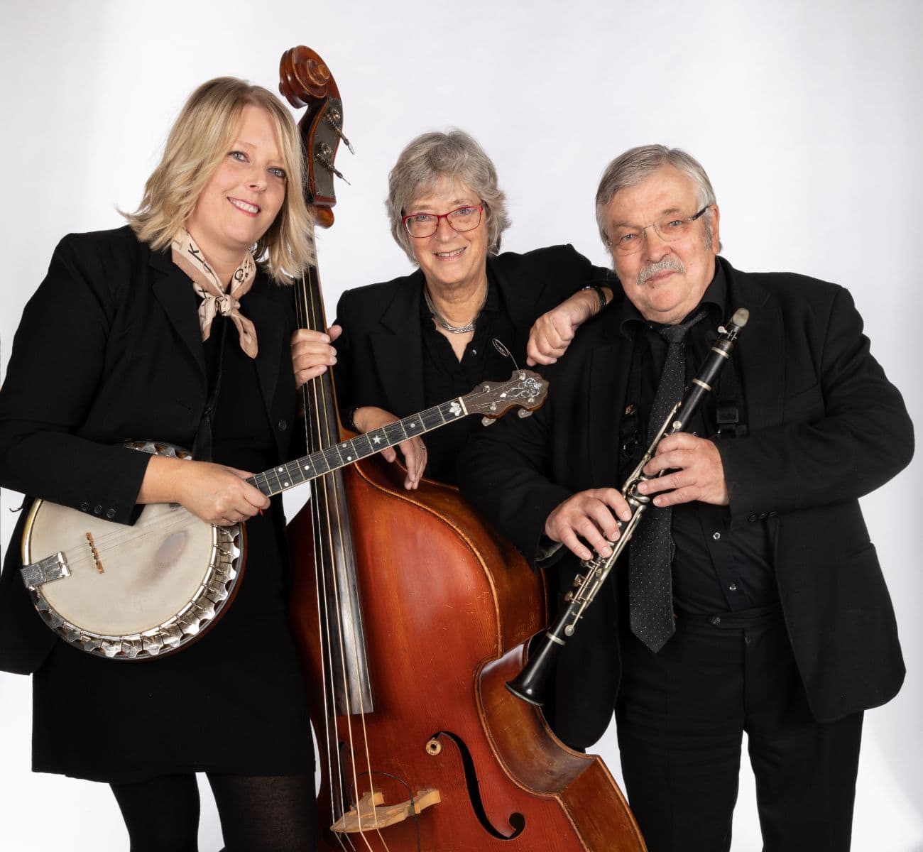 Jensens Jazz Serenaders med instrumenter ved hvid baggrund
