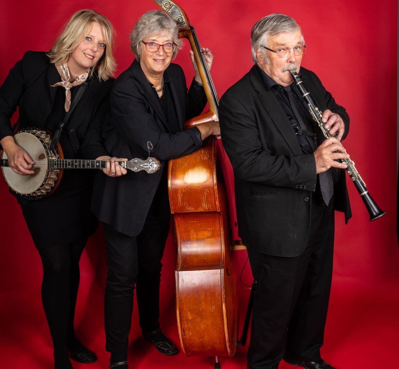 Jensens Jazz Serenaders spiller musik ved rød baggrund