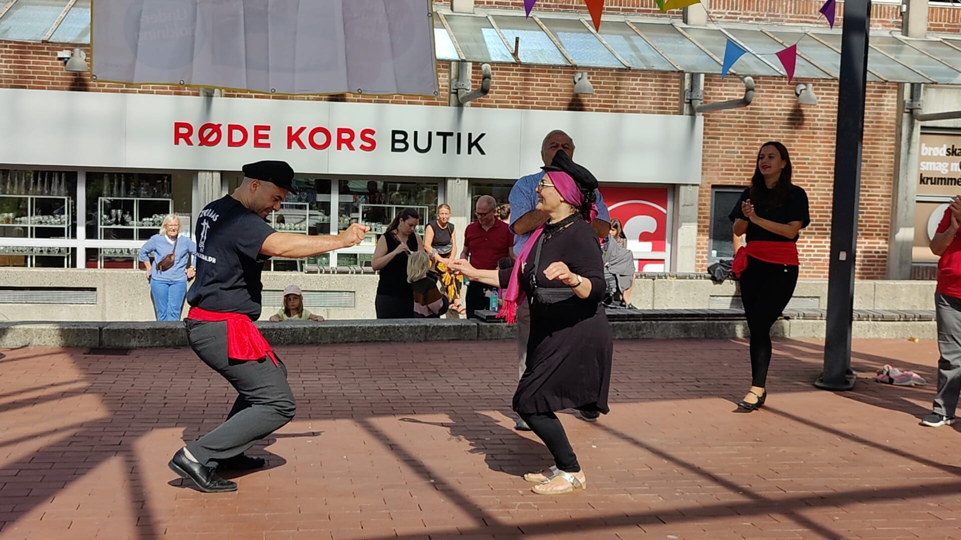 Book Zorbas på tlf 70 27 03 07 Danmark
