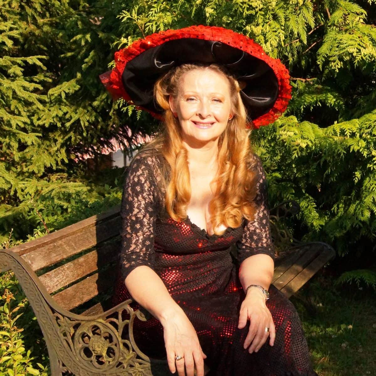 Inge-Marie fra Dræsinebanden med stor hat