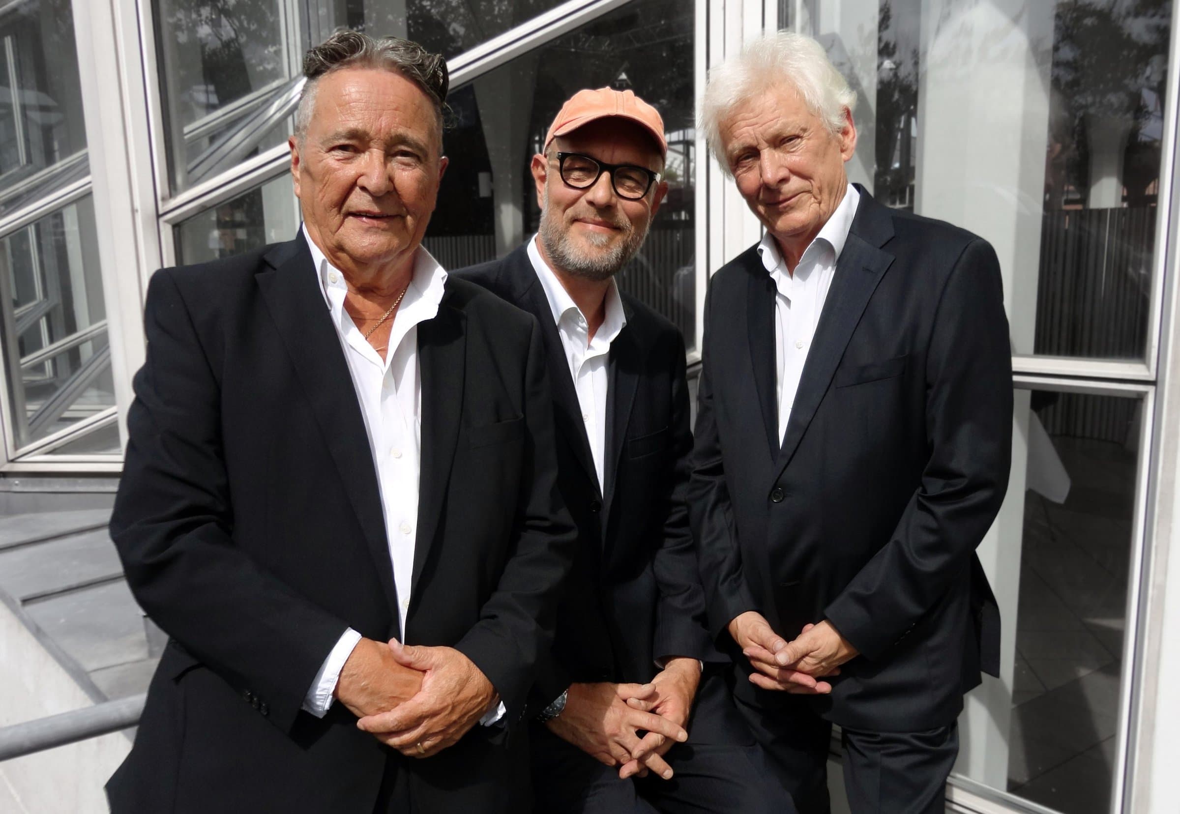 James Rasmussen Trio står med hænderne foran kroppen