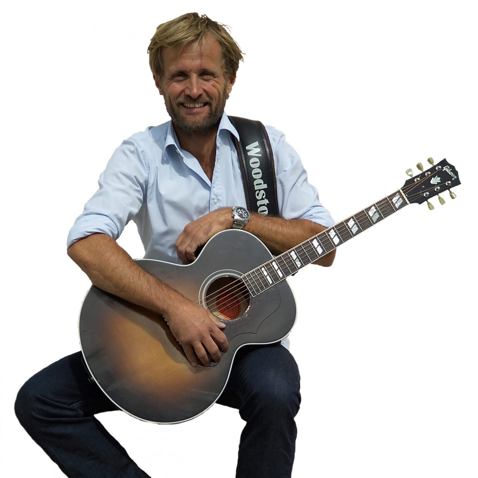 Jan Kolling siddende med hvid baggrund