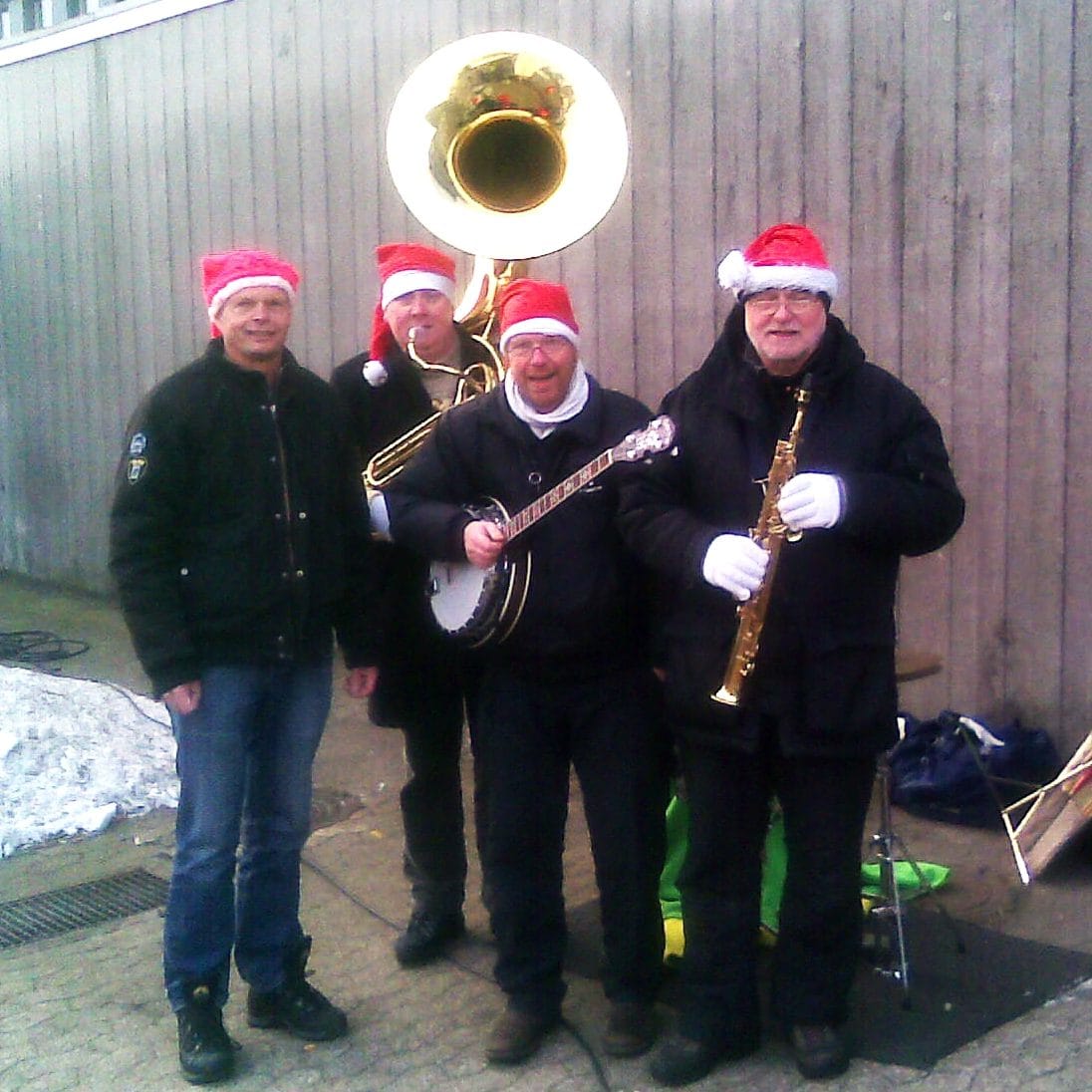 Jan'Z julejazz stående med nissehuer