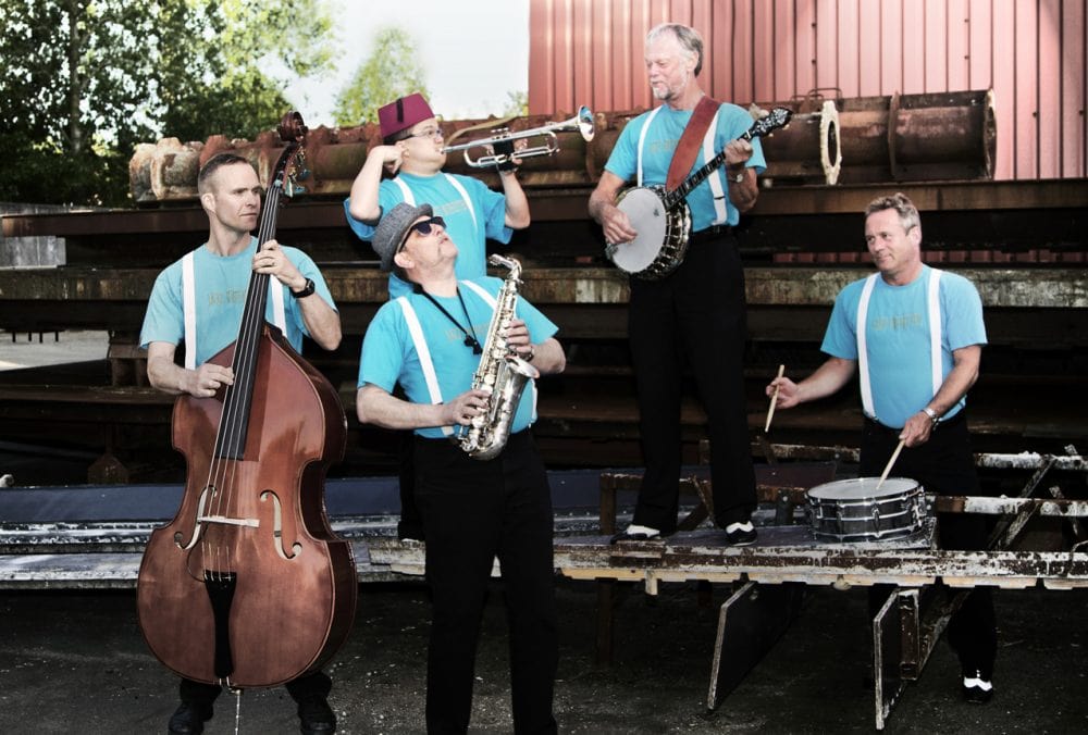 Jazz Buffetten iført blå t-shirts