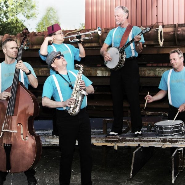 Jazz Buffetten iført blå t-shirts