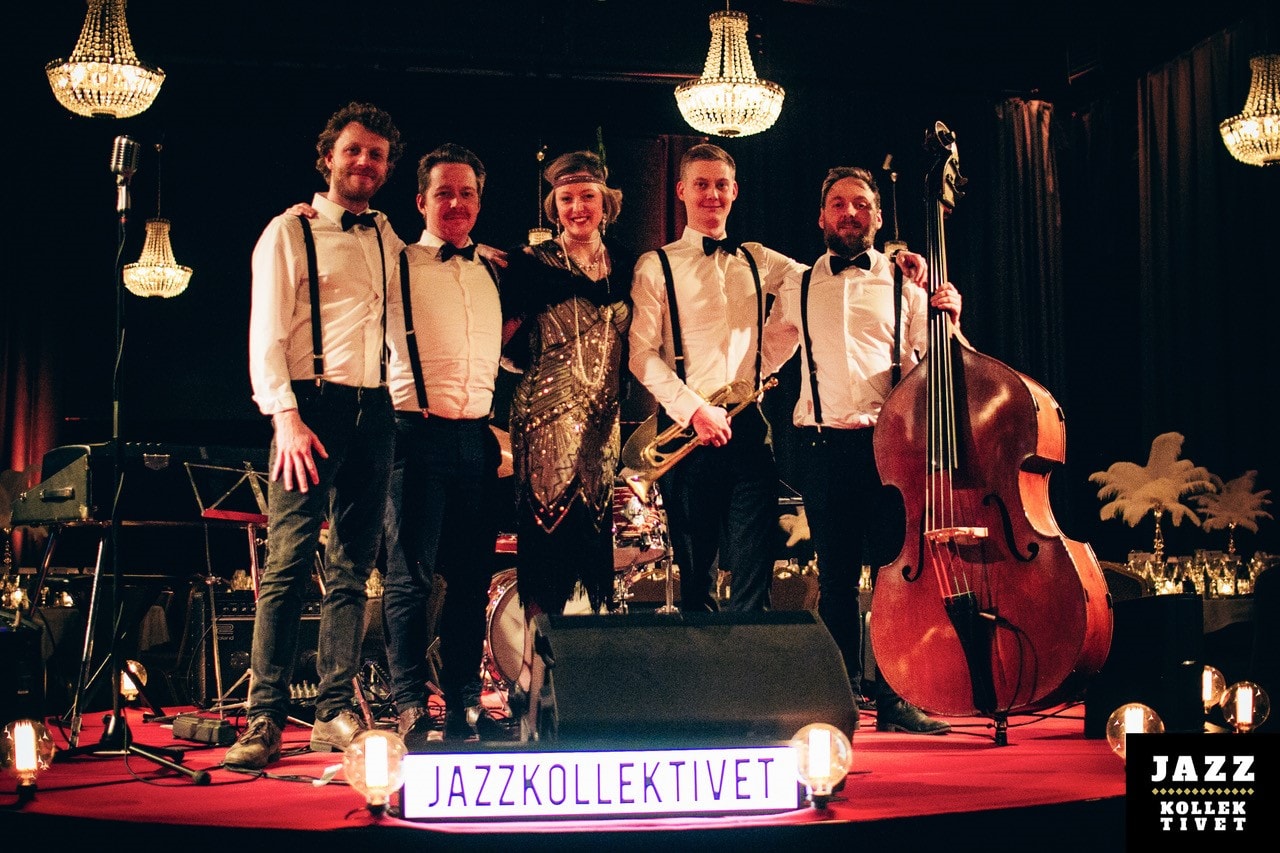 fem mennesker på scene