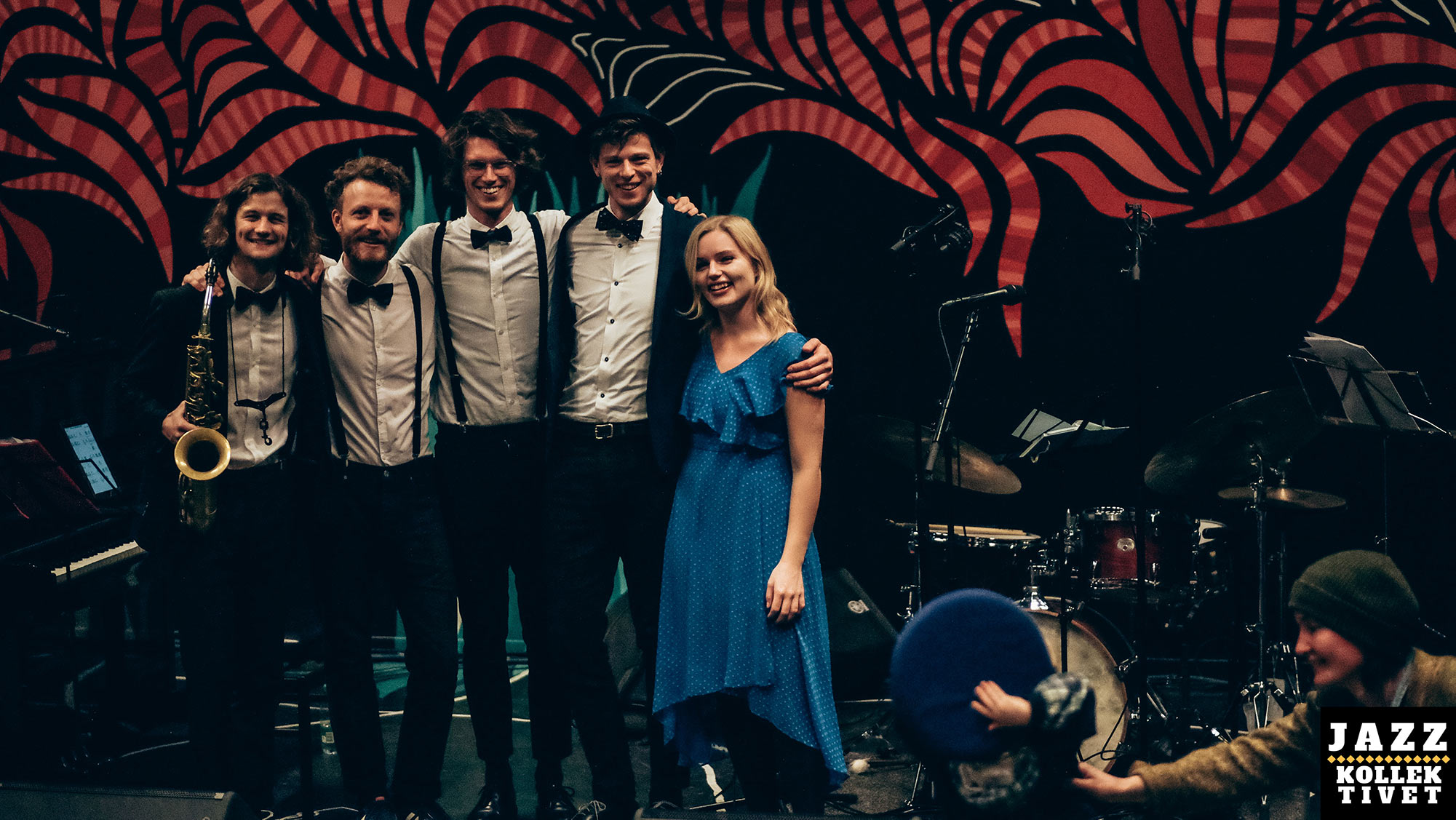 fem mennesker på scene