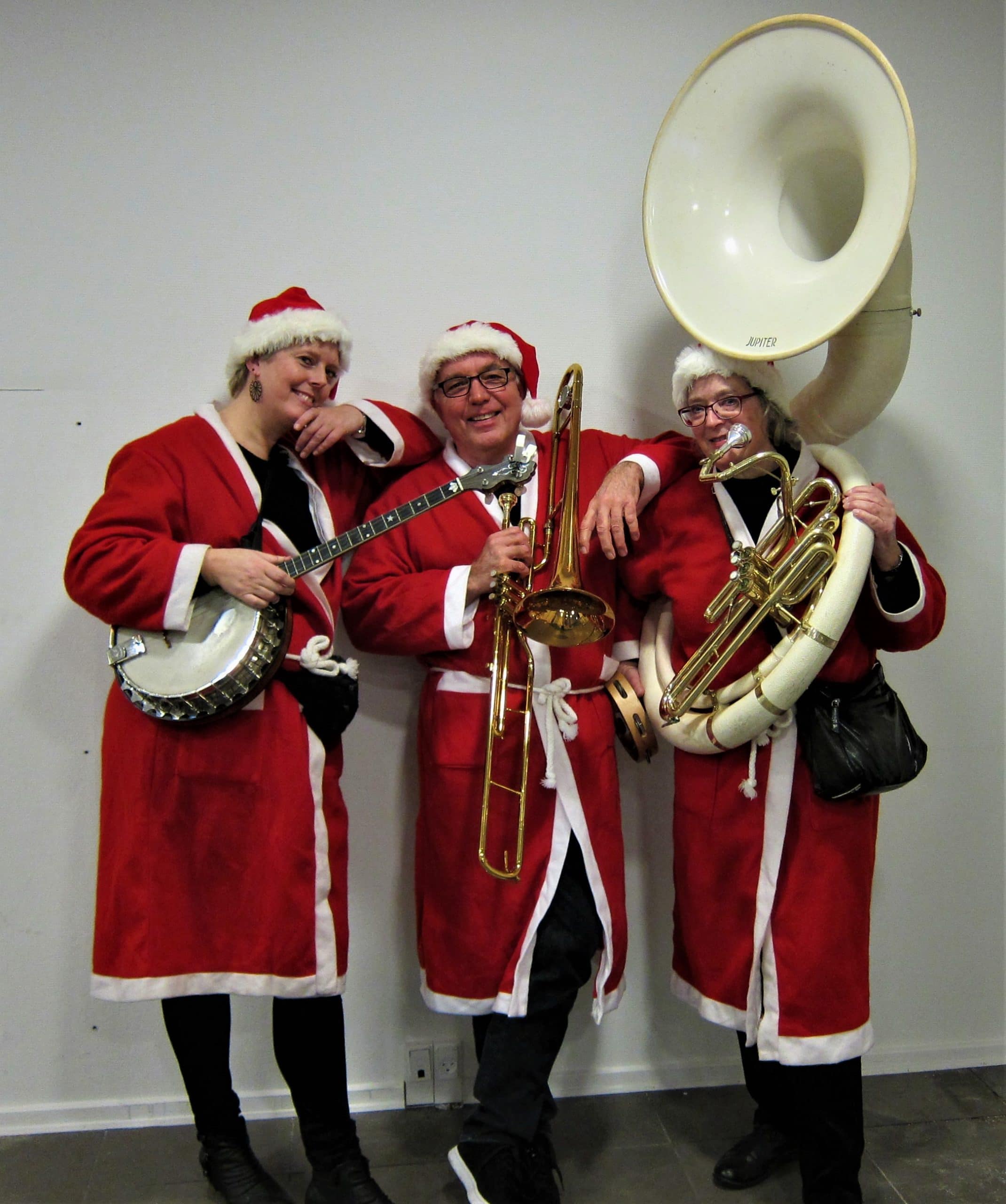 Jensens Julejazz indenfor iført nissetøj