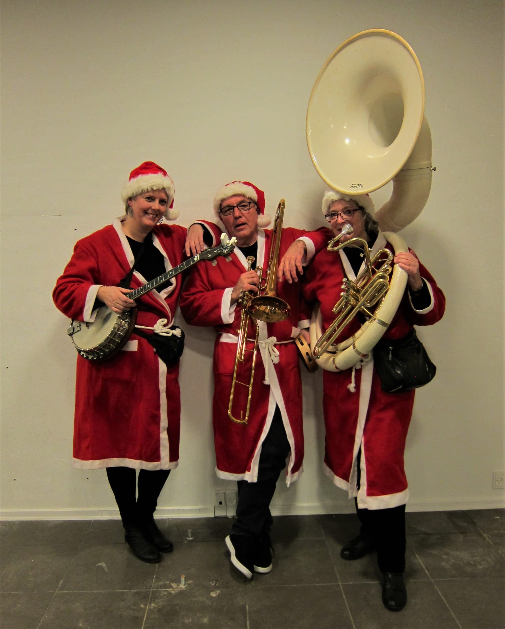 Jensens Julejazz i nissetøj ved hvid væg