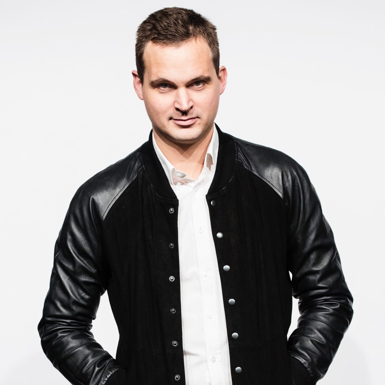 Jesper Juhl i læderjakke med hvid baggrund