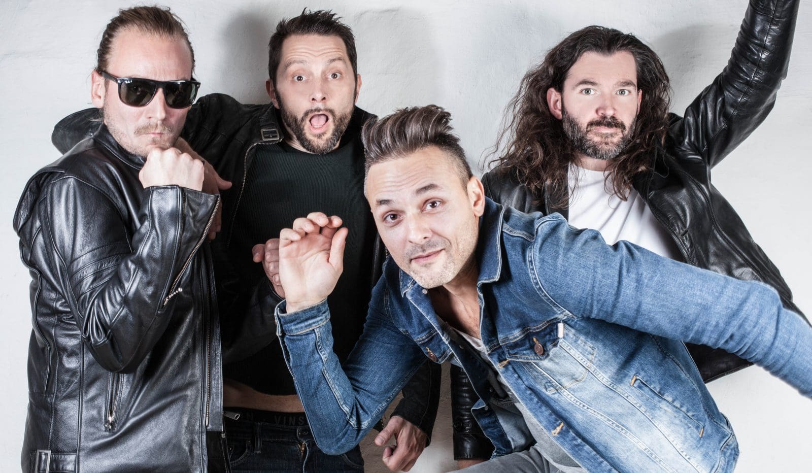 Johnny Deluxe i bevægelse i farver