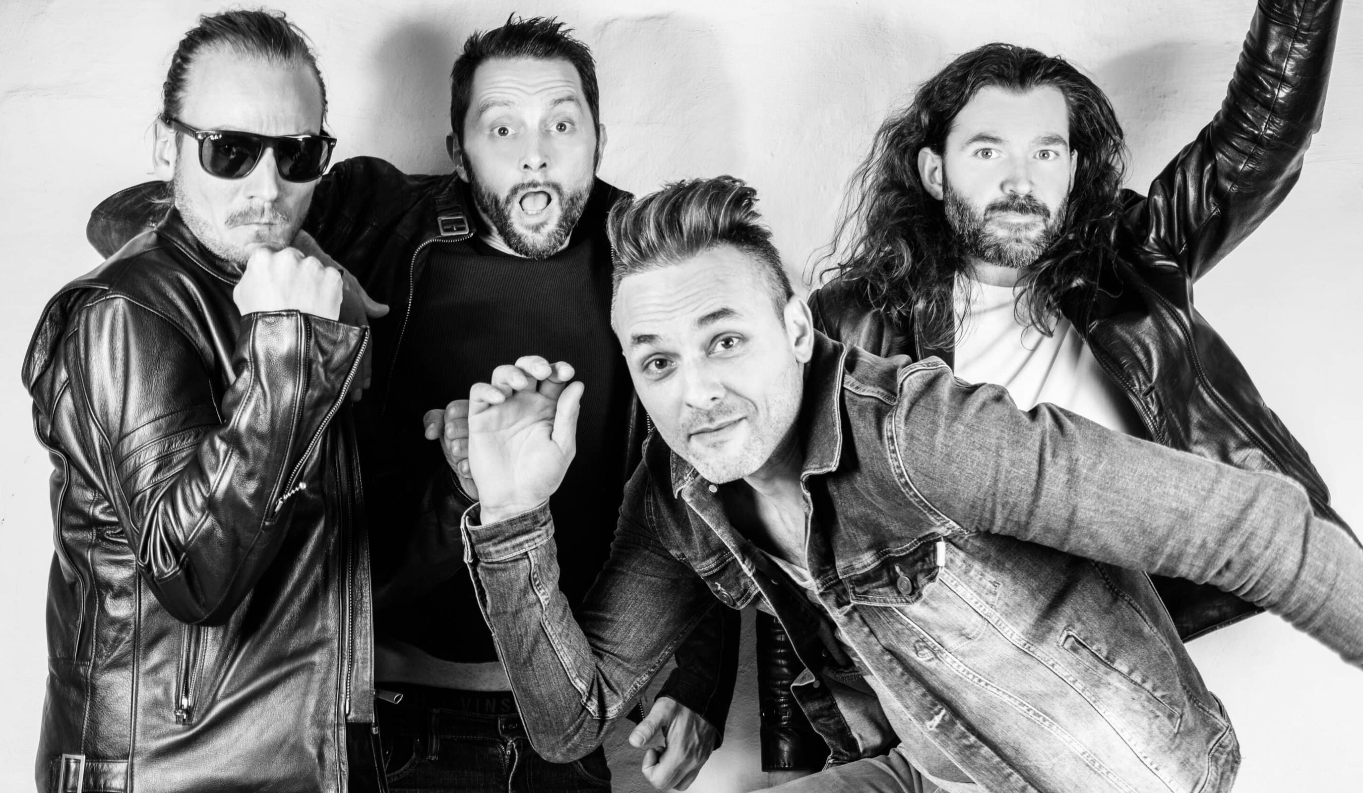 Johnny Deluxe iført denim og læderjakker sort hvid