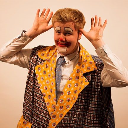 Jonas Kirk med maling i ansigtet