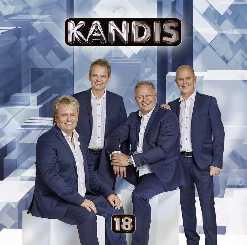 Kandis to siddende og to stående