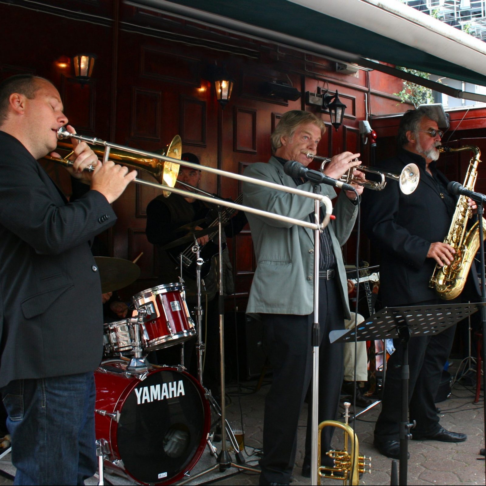 Kansas City Stompers spiller musik udendørs