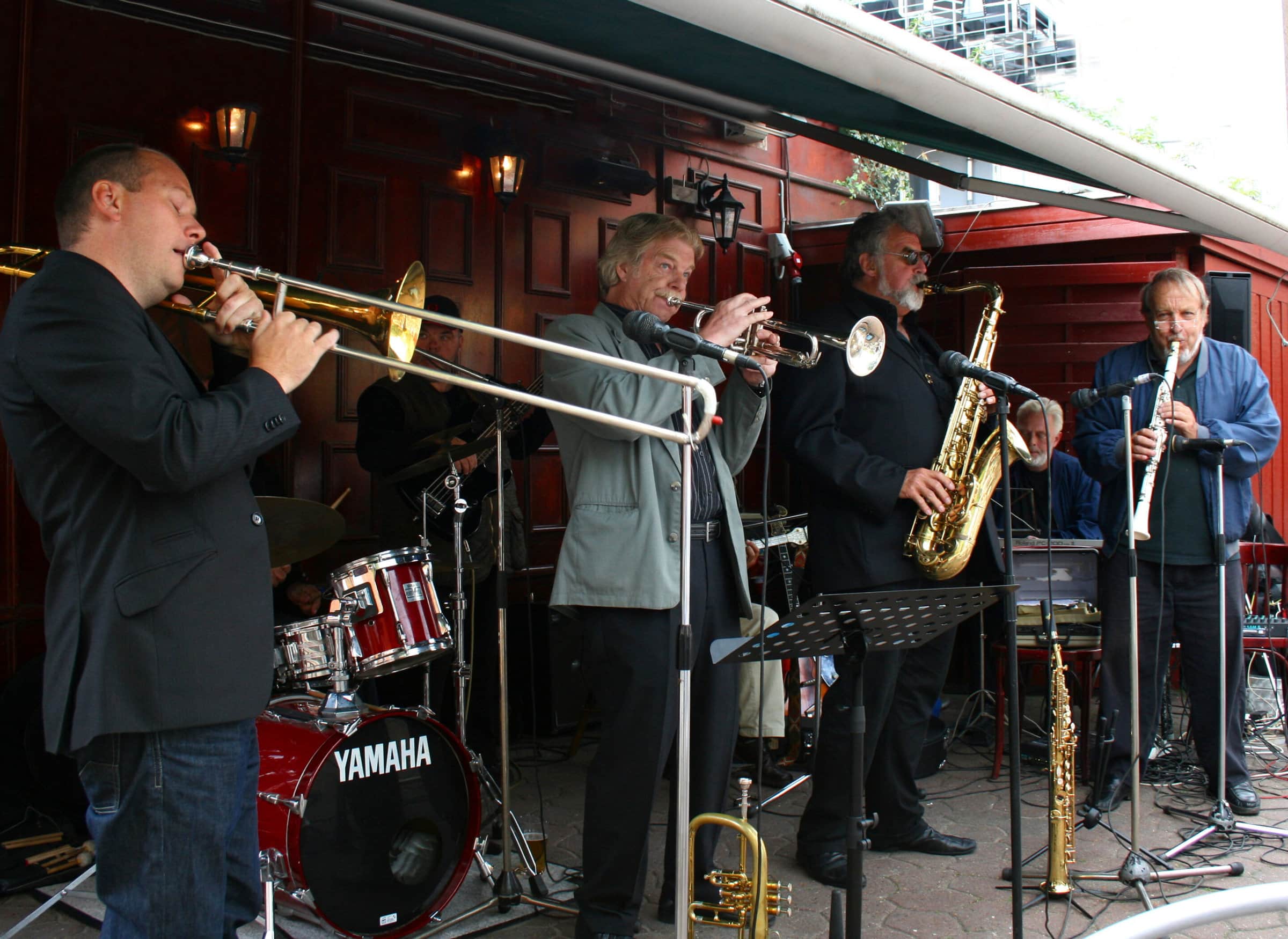 mænd med instrumenter udenfor