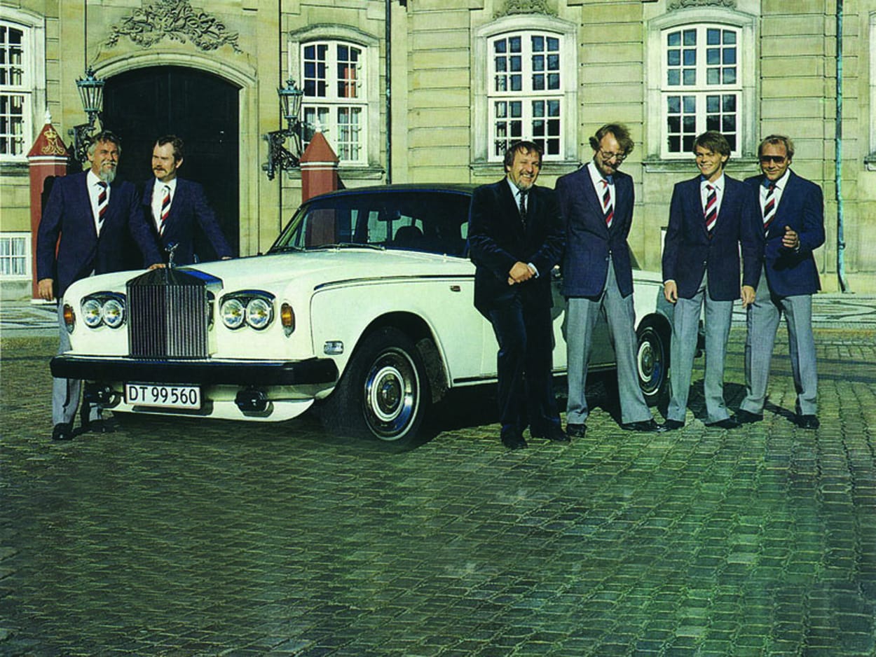 seks mænd og en bil ved Amalienborg